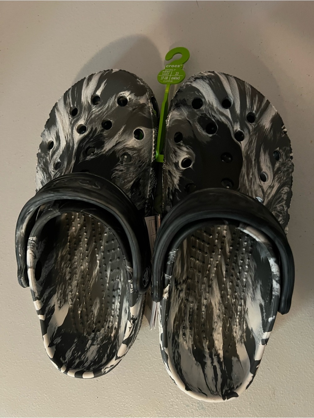 Crocs marbled m5 w7 NWT
